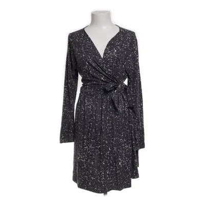 Omlottklänning (Grå, Svart, Vit) från Seraphine Elastan, Viskos