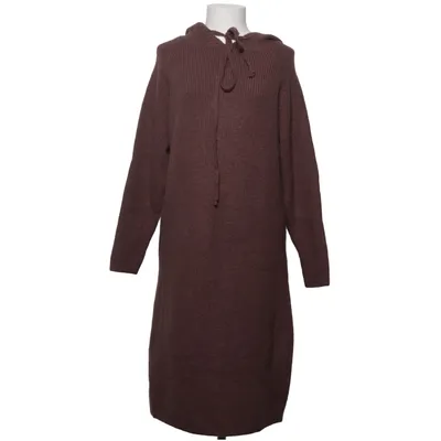 Robe à capuche (Marron) de Jasmine Acrylique, Polyamide