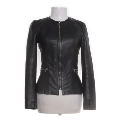 Leather jacket (Zeitlose Lederjacke aus 100% echtem Leder. Weich und bequem! Wird nur abgegeben, da ich jetzt eine größere Kleidergröße trage. ) from Mango