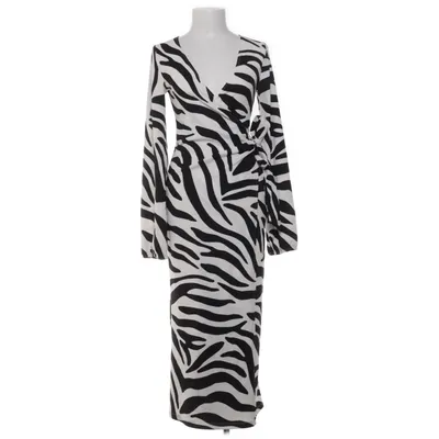 Omlottklänning (Vit, Svart) från NA-KD