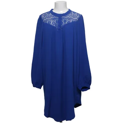 Klänning (CARMETTE LIFE L/S MIX LACE LONG TOP WVN) från ONLY Carmakoma Återvunnen polyester