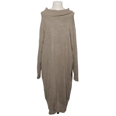 Turtleneck kjole (Beige) fra Adia