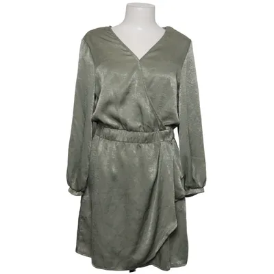 Slå-om-kjole (Loralie W Tilleul) fra Deeluxe Polyester