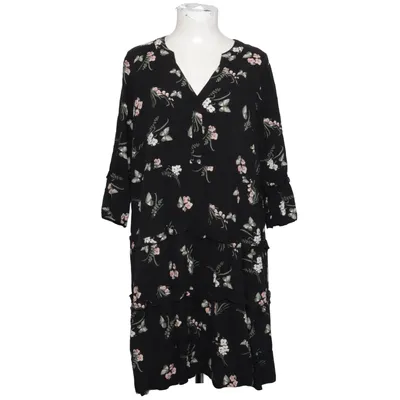 Klänning (Svart, Flerfärgad) från Vero Moda Curve Viskos