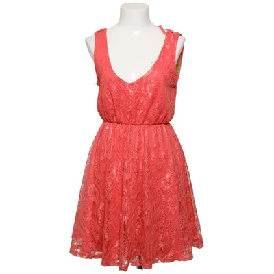 Cocktailklänning (V-neck Lace Dress) från NLY Blush Polyester