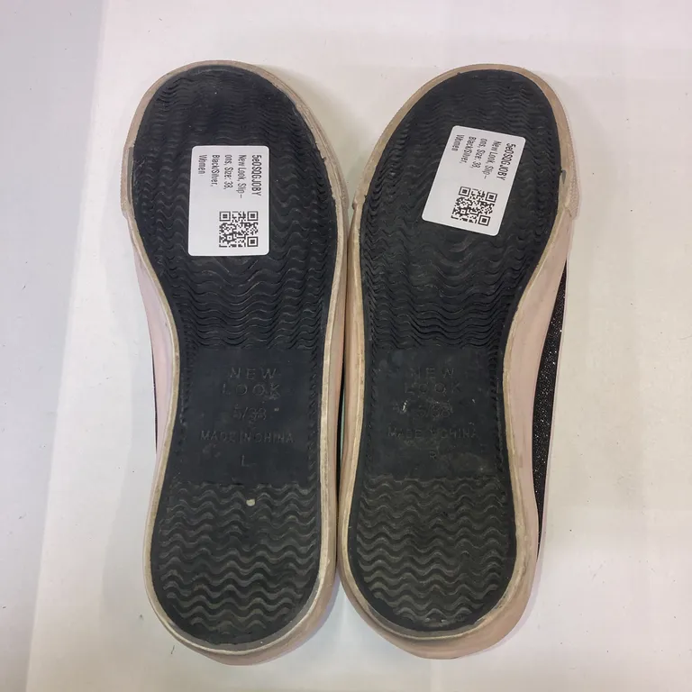 Slip-ons (Svart, Silverfärgad) från New Look - Bild på sulan