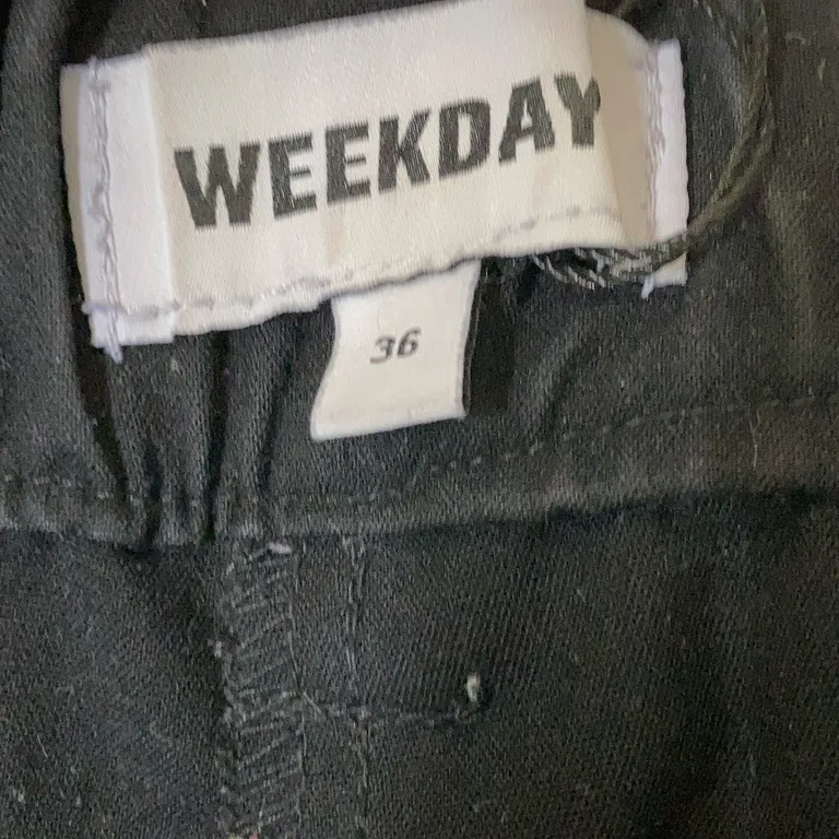 Byxor (Svart) från Weekday Polyester, Viskos, Elastan - Varumärke