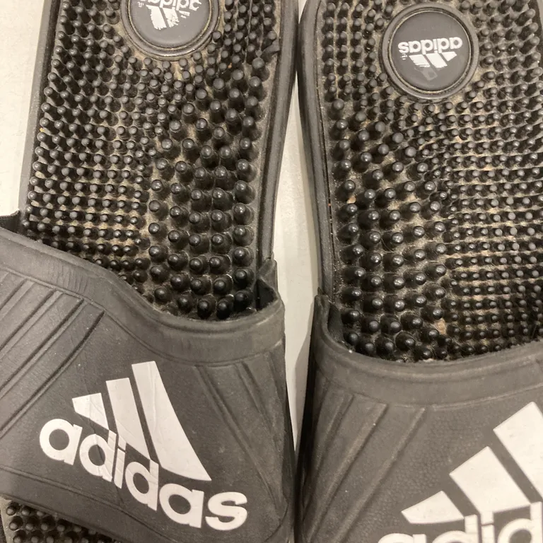 Klapki (Czarny) z Adidas | Sellpy