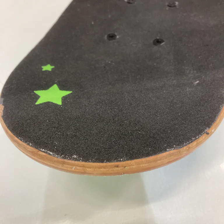 Skateboard (Svart, Flerfärgad) från Stadium - Repig - Hela varan