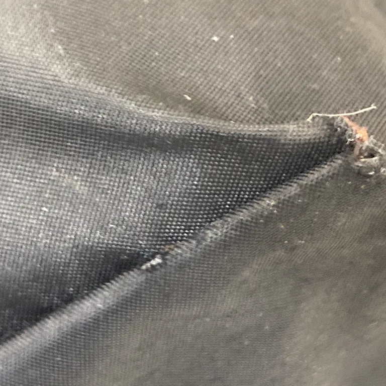 Handväska (Le Pliage M Handbag) från Longchamp - Hål - Undersida