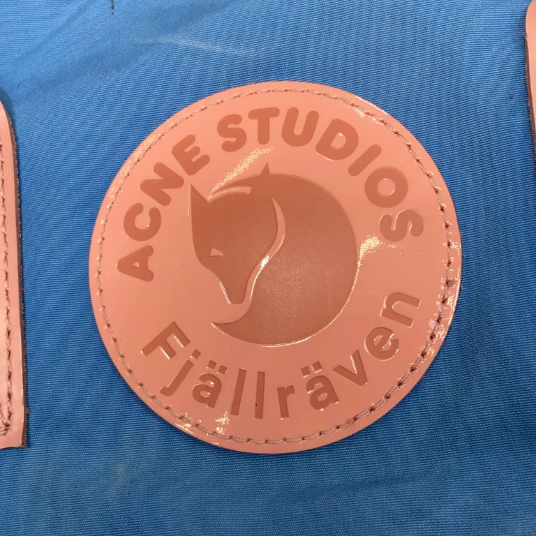 Ryggsäck (Kånken Tarpaulin A/F) från Acne Studios x Fjällräven - Detaljbild