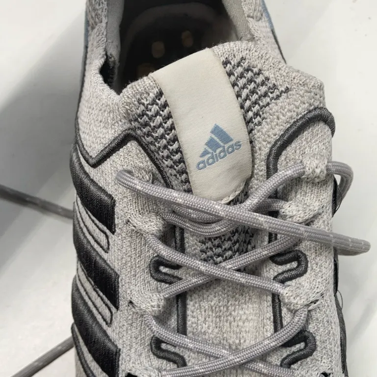 Sneakers (Ultra Boost) från Adidas - Varumärke