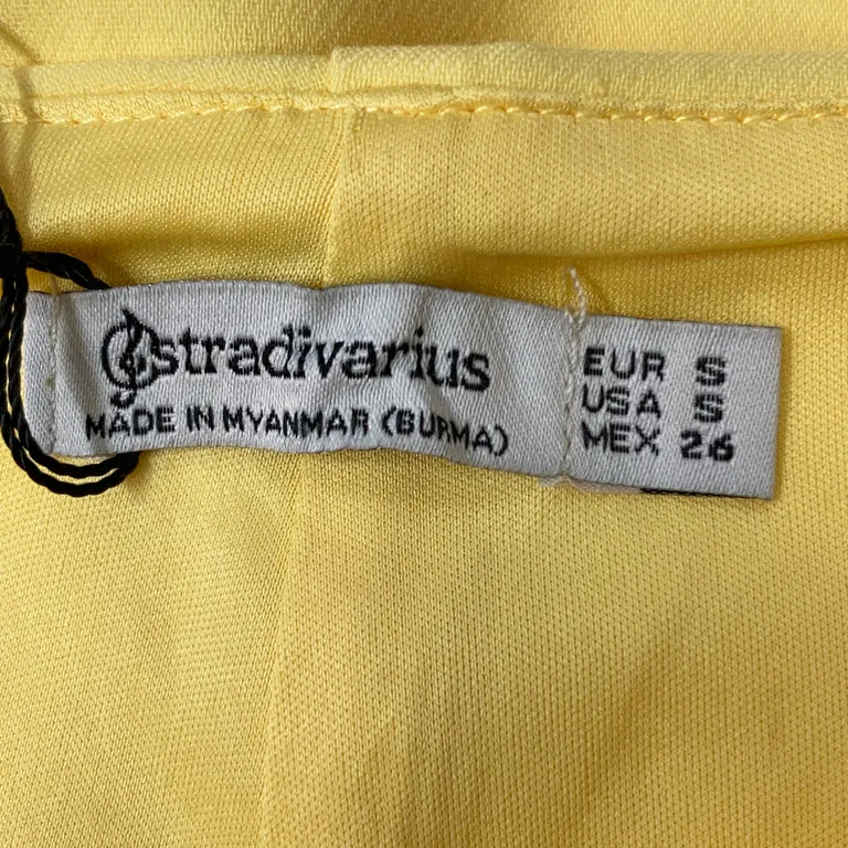 Short (Jaune) de Stradivarius - Marque