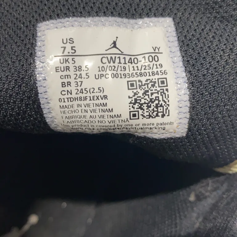Sneakers (Jordan 1 Mid SE Multi-Color ) från Nike Air Jordan Skinn - sizeAltSuffix