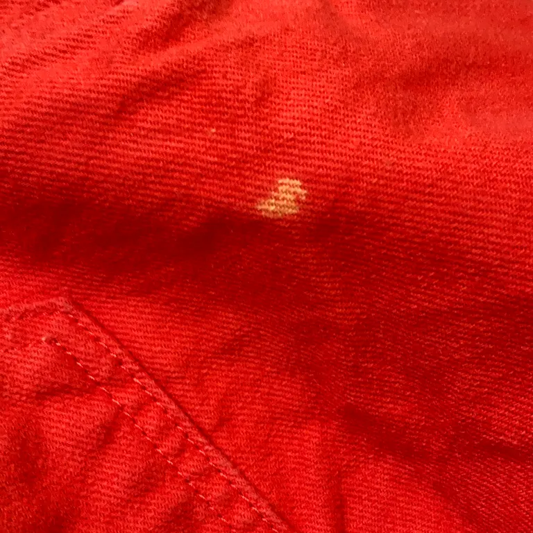 Hängselbyxor (Röd) från ASOS Denim - Fläck - Höger ben