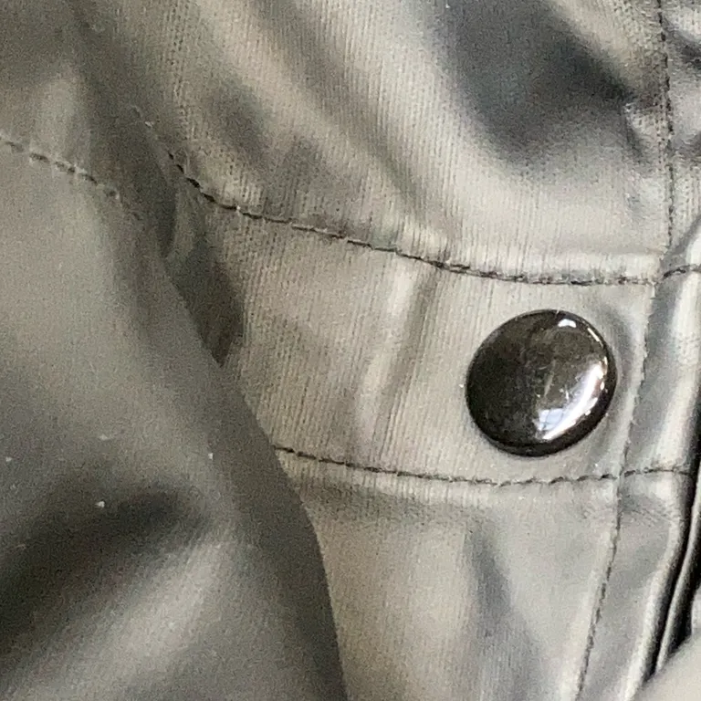 Regnjacka (Svart) från Bik Bok Polyester - Trasig söm - Armhåla/Armhålor
