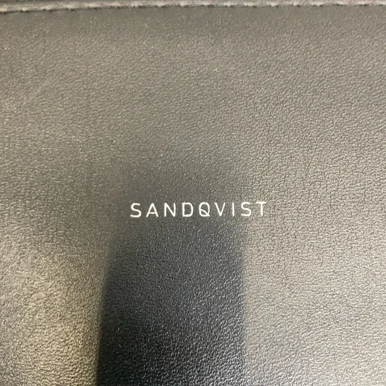 Axelremsväska (Svart) från Sandqvist - Varumärke