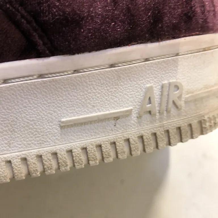 Sneakers (Sammets sneakers ) från Nike - Smutsig - Yttersula