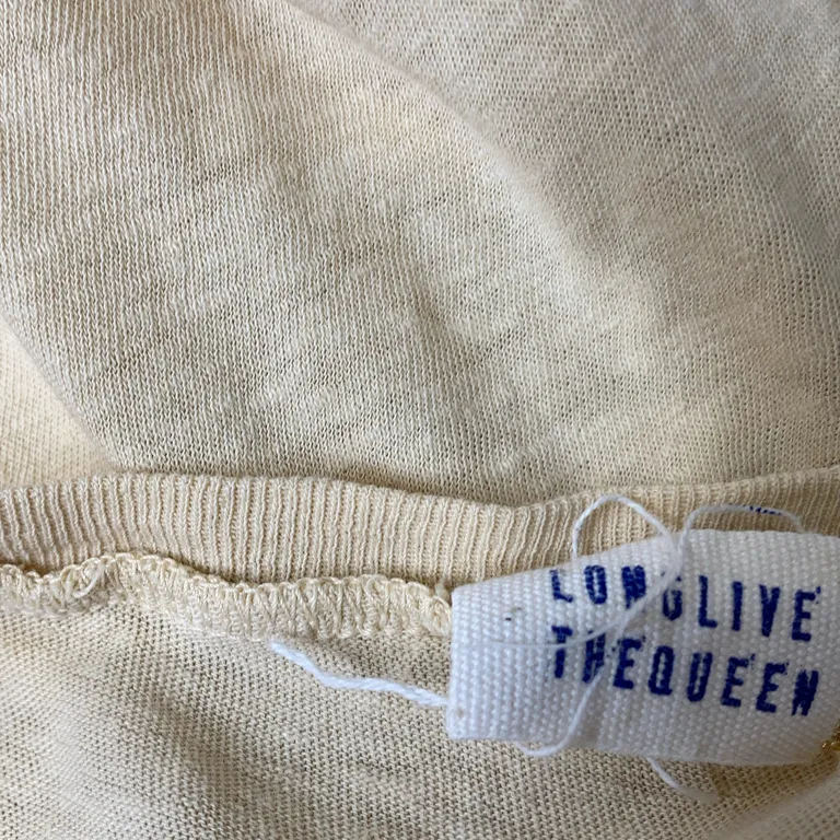 T-shirt (Beige) från Long Live The Queen Ekologisk bomull, Linne - Lösa trådar - Söm