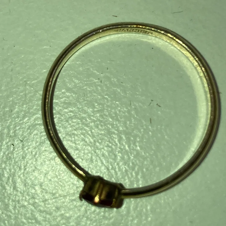 Ring (Guldfärgad, Röd) från Charnier Okänd metall - Repig - Yta