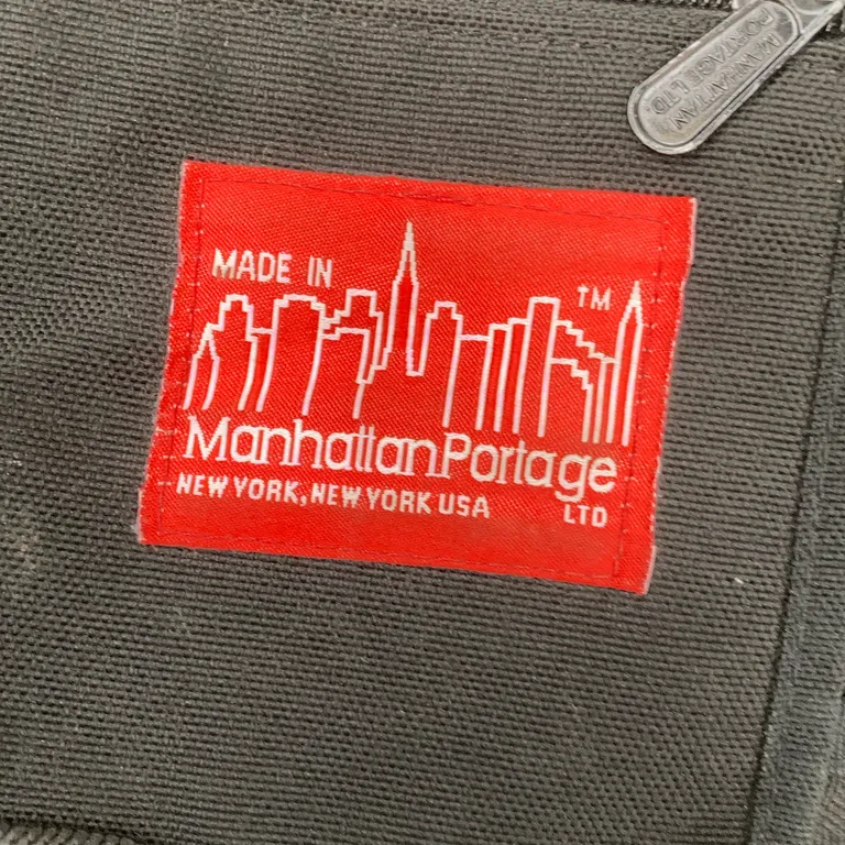 Axelremsväska (Svart) från Manhattan Portage - Varumärke
