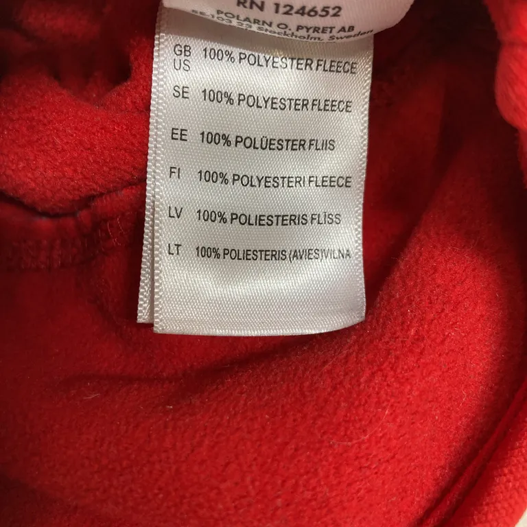 Mössa (Vindfleece med förstärkt vindstopp över öronen ) från Polarn O. Pyret Polyester - Materialetikett