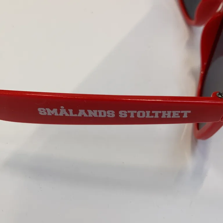 Solglasögon (Röd) från Smålands Stolthet - Varumärke