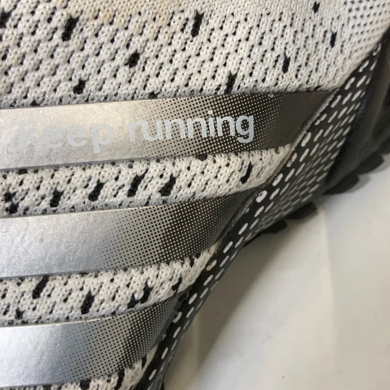 Träningsskor (Svart, Vit) från Keep Running - Varumärke