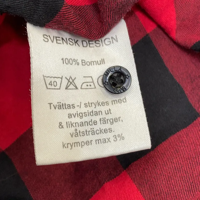 Flanellskjorta (Röd, Svart) från Miss Milla Bomull - Materialetikett