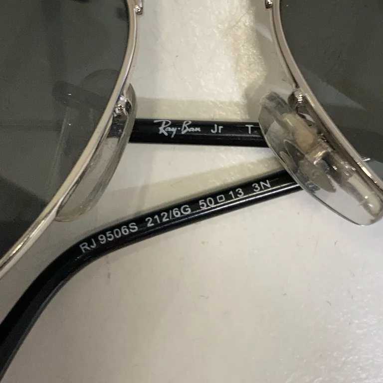 Solglasögon (RJ9506S Aviator Junior) från Ray-Ban - Varumärke