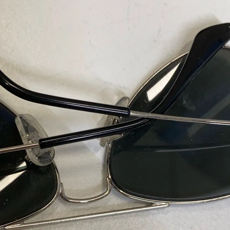 Solglasögon (RJ9506S Aviator Junior) från Ray-Ban - Missformad - Båge