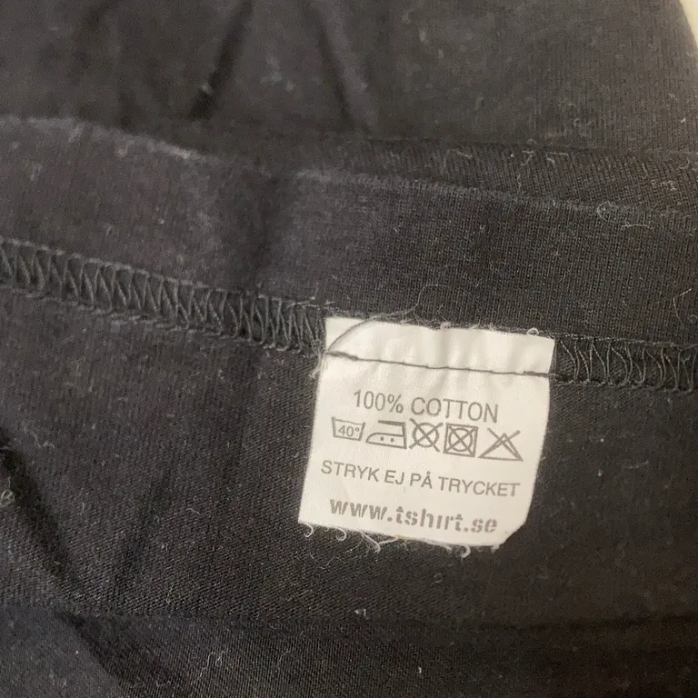 T-shirt (Svart) från Aikshop Bomull - Materialetikett
