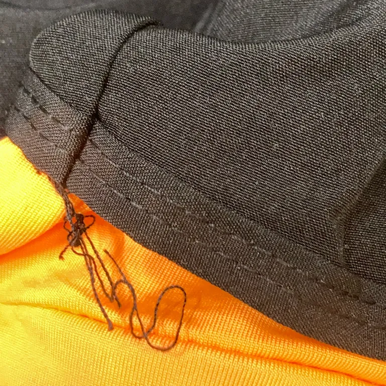 Träningsshorts (Svart, Orange) från Lyft - Lösa trådar - Nedre kant