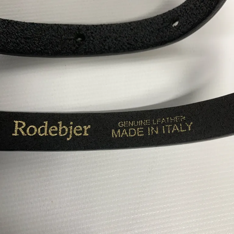 Bälte (Svart) från Rodebjer Skinn - Varumärke