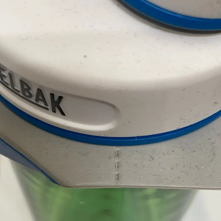 Vattenflaska (Vit, Blå, Grön) från Camelbak - Defekt