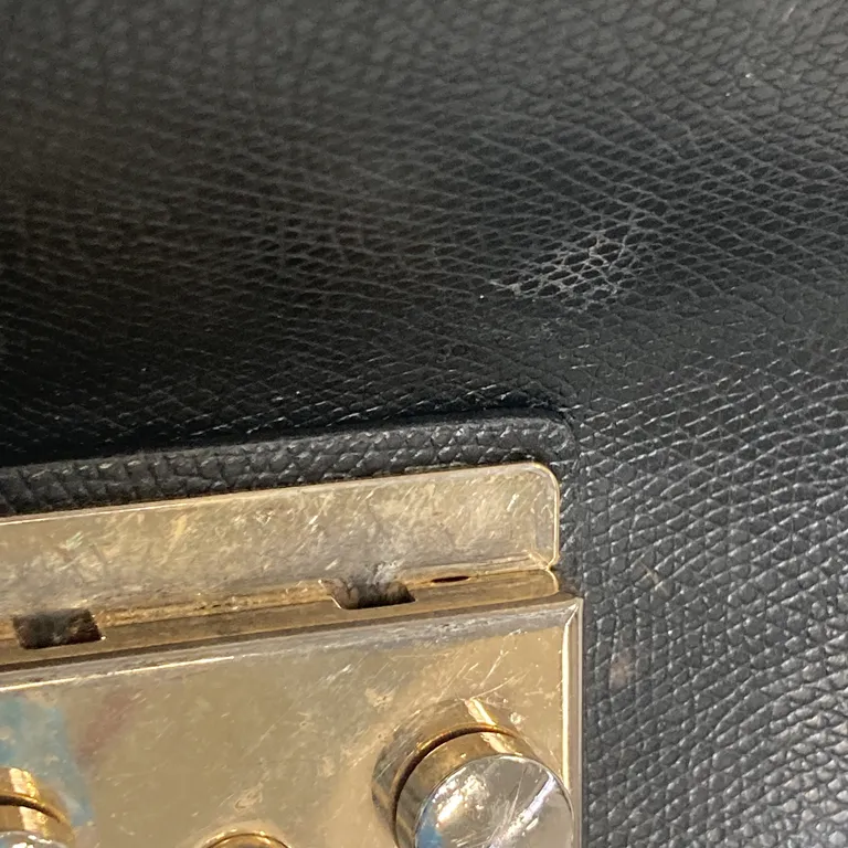 Axelremsväska (Svart) från Furla - Repig - Metalldetalj