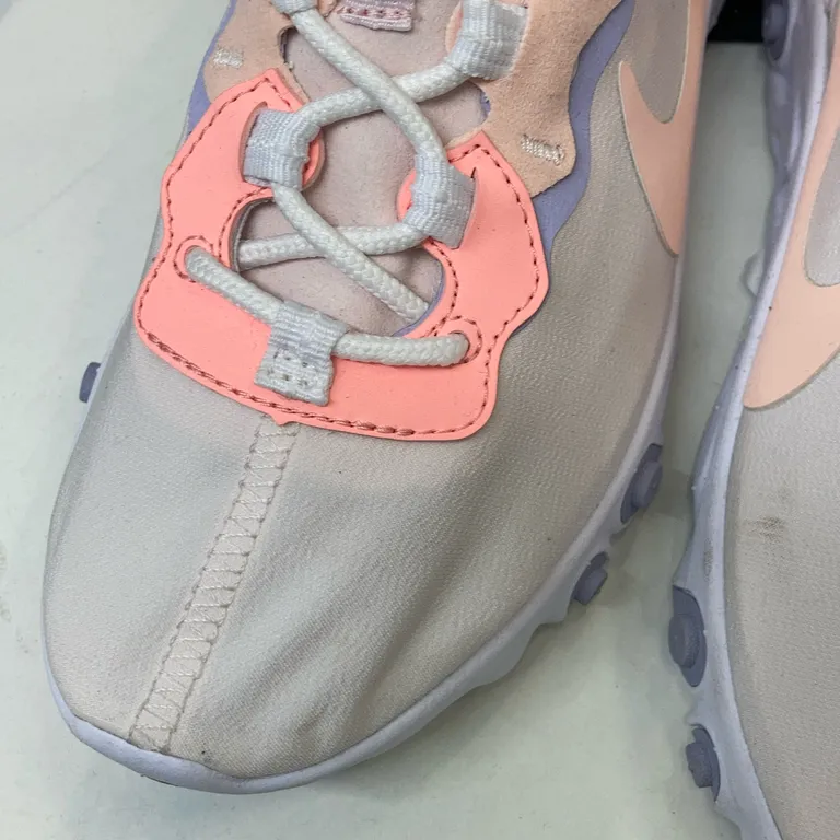 Baskets (Rose, Gris) de Nike - Défaut