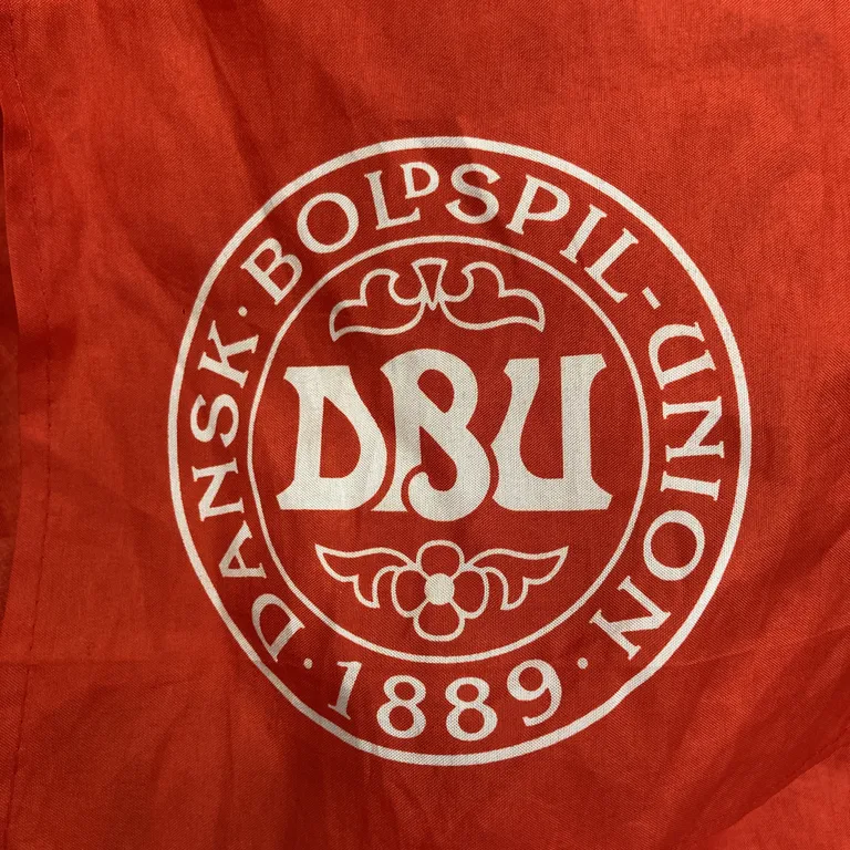 Flagga (Vit, Röd) från Dansk - Varumärke