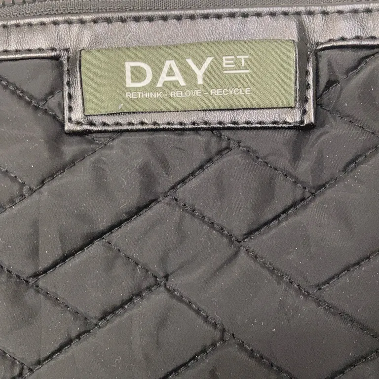 Necessär (Svart) från DAY ET - Varumärke