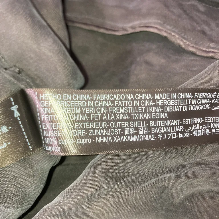 Trenchcoat (Schwarz) von Massimo Dutti Cupro - Materialetikett
