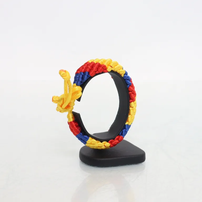 Armband (Röd, Blå, Gul) Okänd metall - Vinkel 2