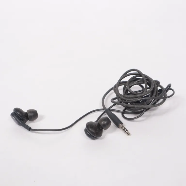 Hörlurar (Svart) från AKG - Vinkel 2