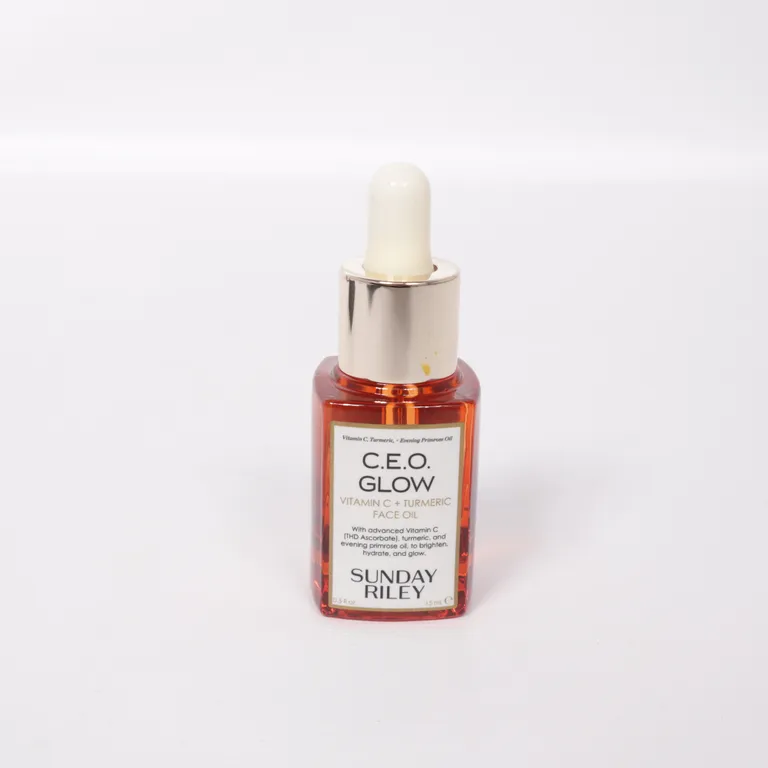 Ansiktsolja (Vitamin C + Turmeric Face Oil) från Sunday Riley - Vinkel 2
