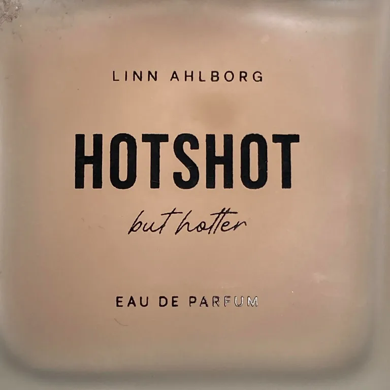 Eau de Parfum (Hotshot But Hotter) från Linn Ahlborg x Nordicfeel - adminAltSuffix