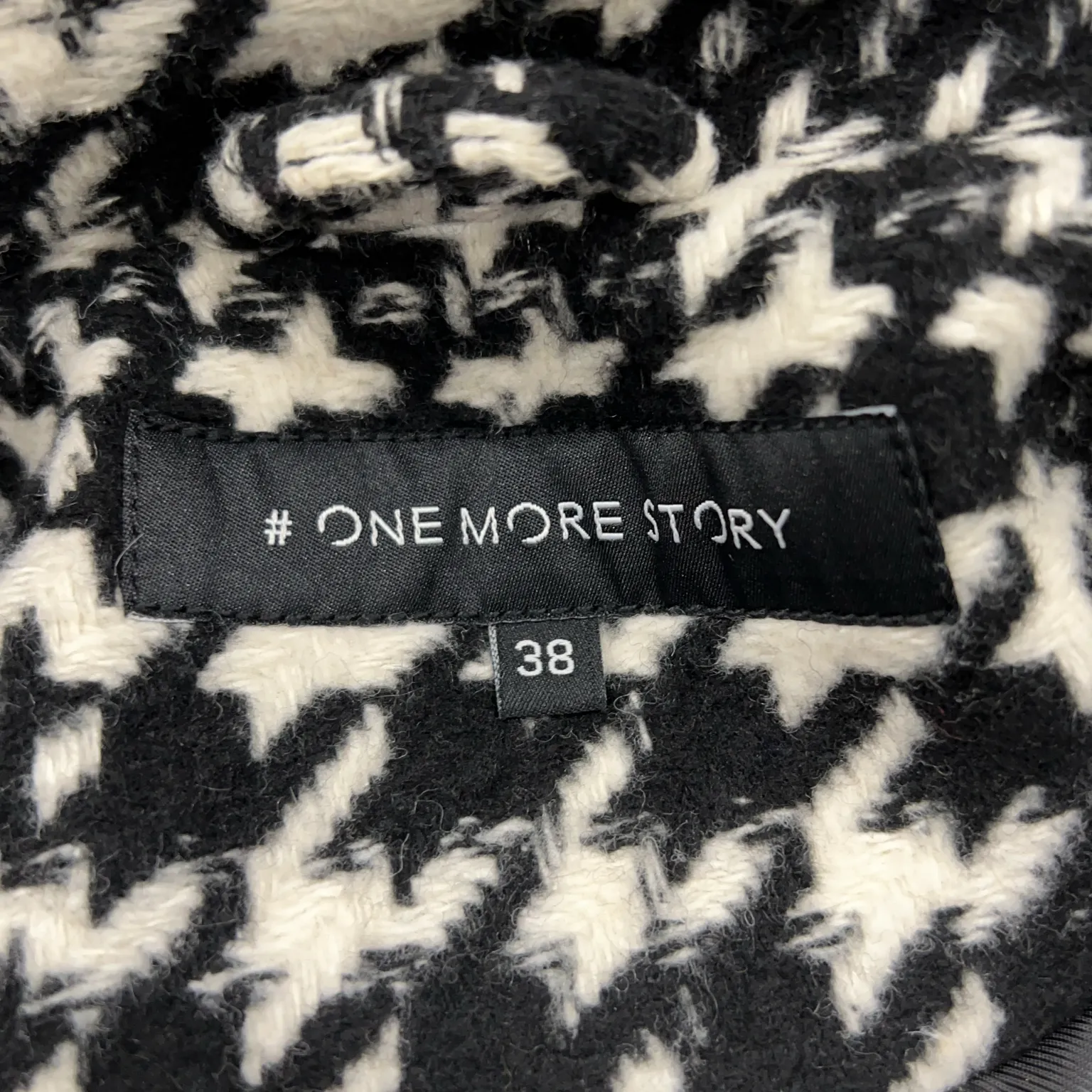 One More Story - bild 3