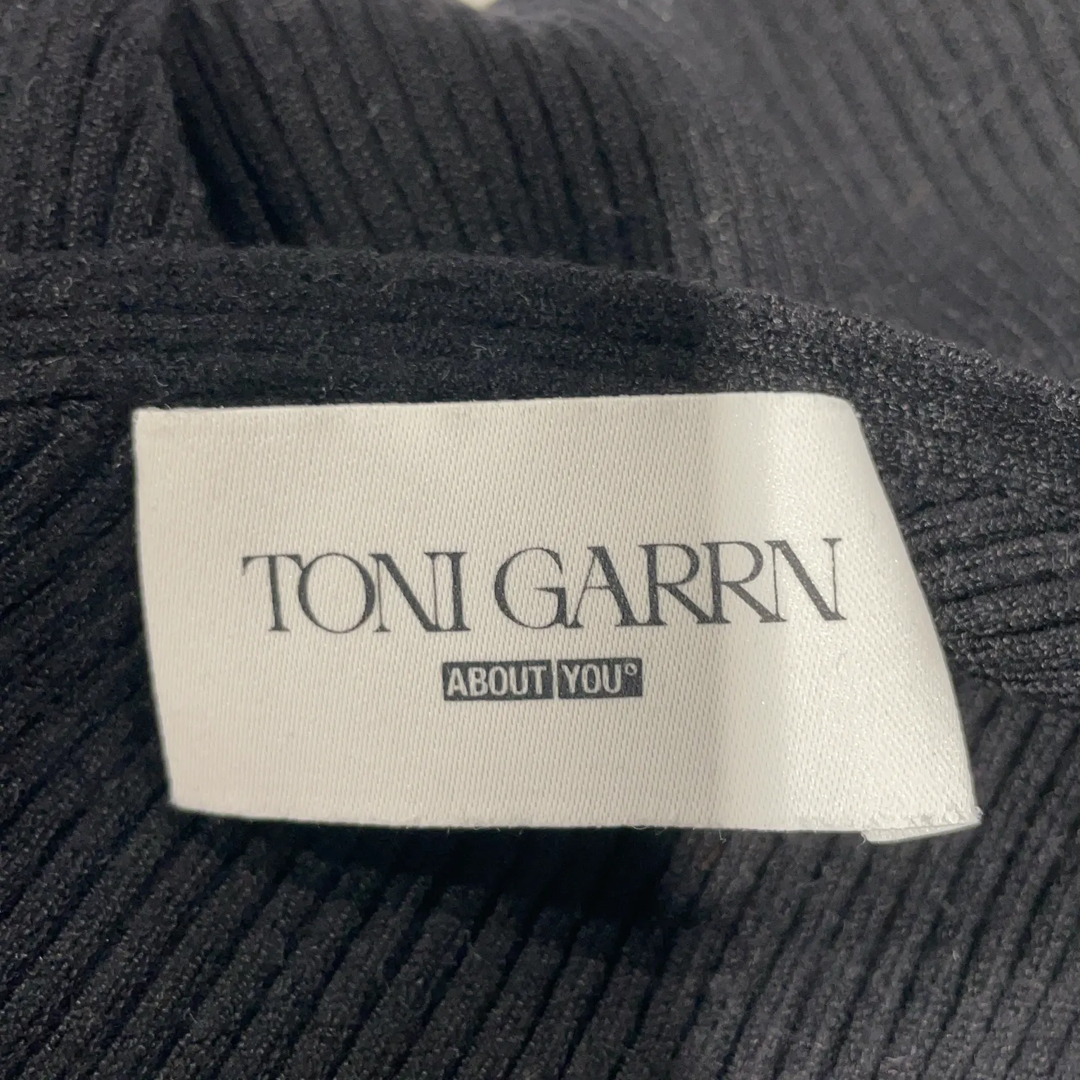 Toni Garrn x About You - bild 3