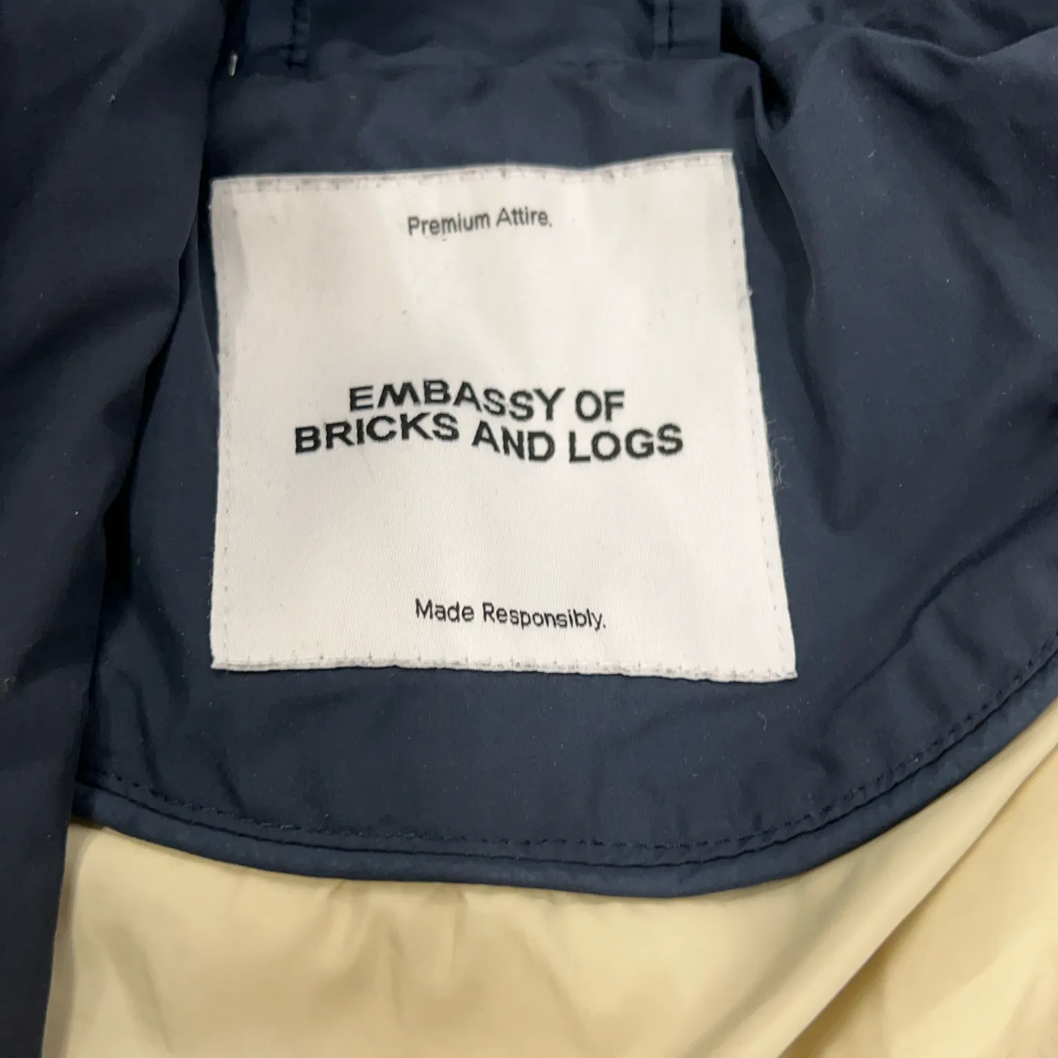 Embassy of Bricks and Logs - bild 3