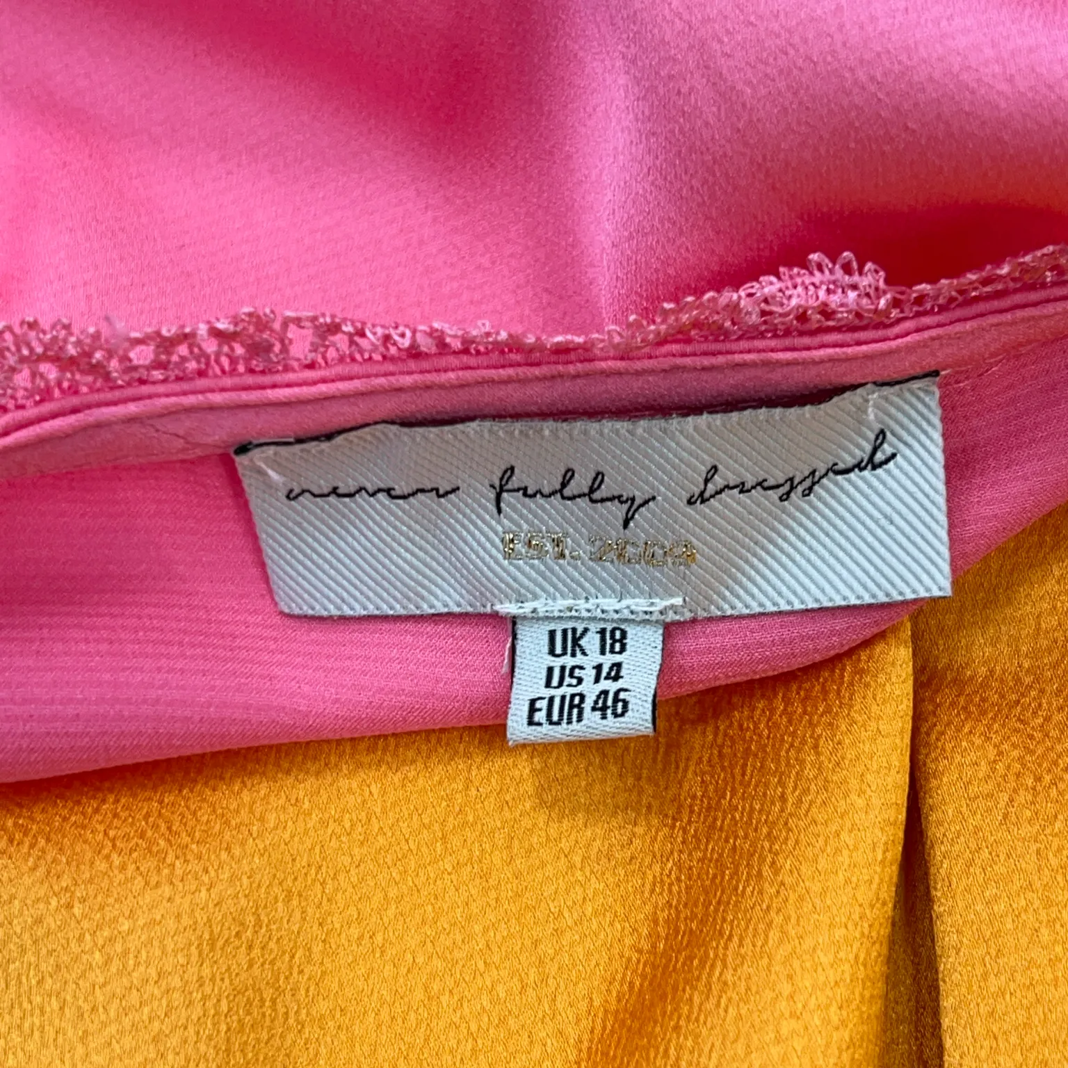 Never Fully Dressed - bild 3