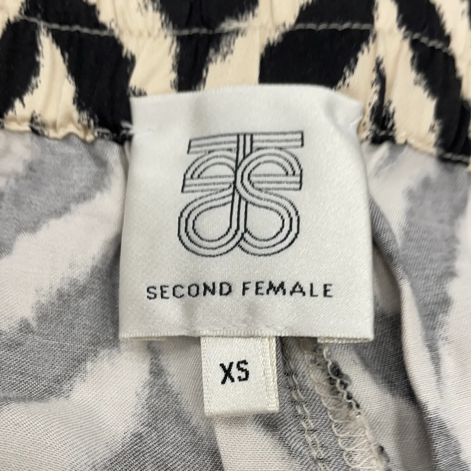 Second Female - bild 3