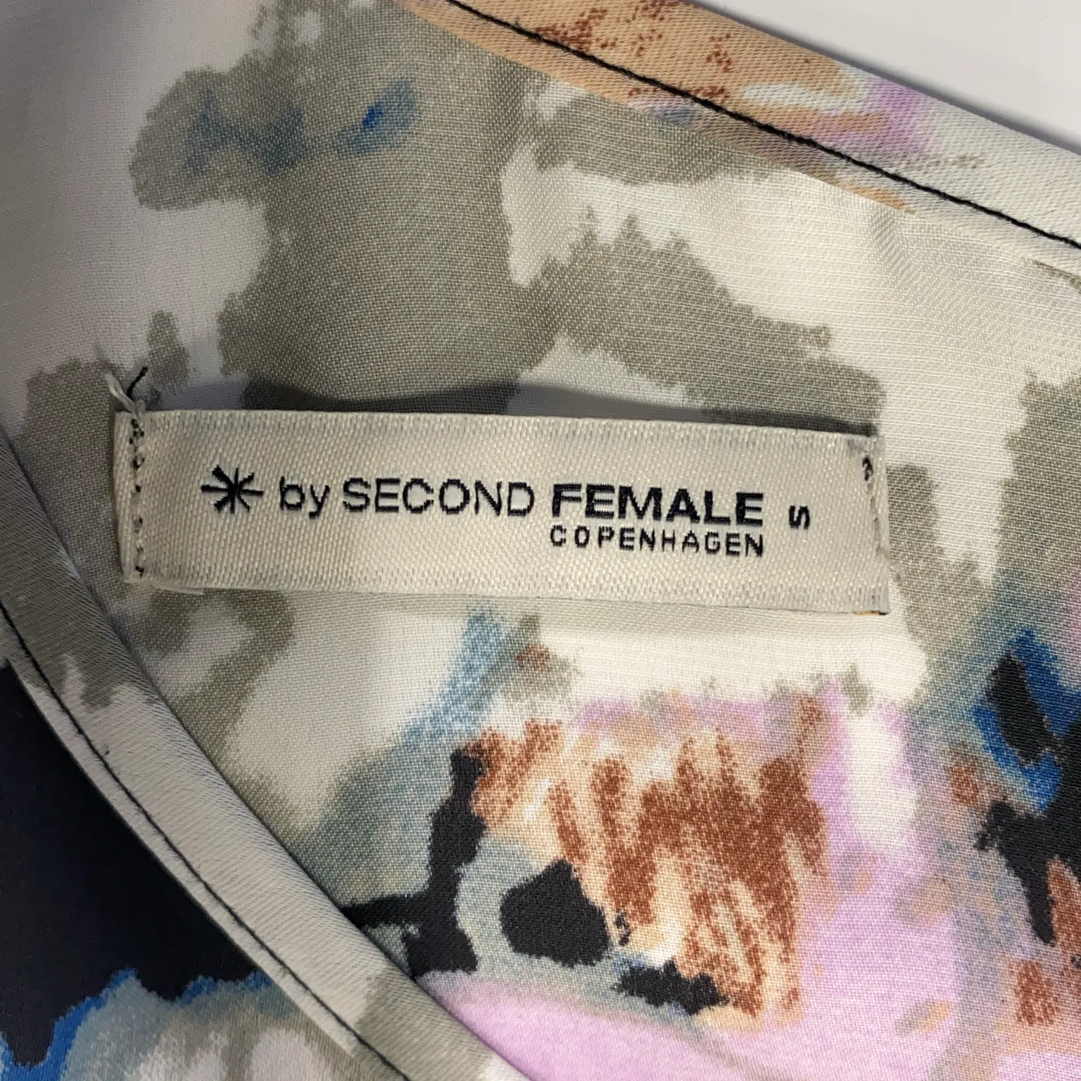 Second Female - bild 3